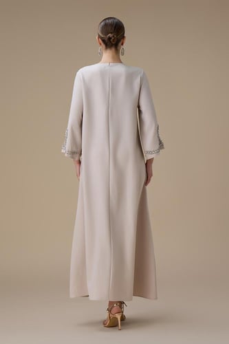 جلابية طويلة بيج بتطريز فضي