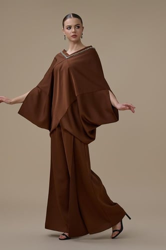 طقم بنطلون بني بتفاصيل كريستالية وقصة انسيابية