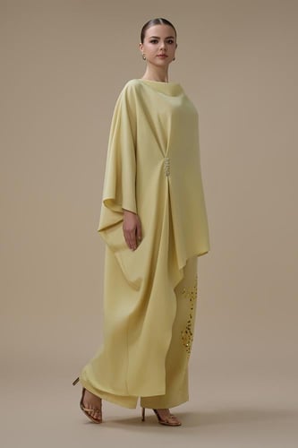 طقم بنطلون اصفر بقصة انسيابية واسعة مع تطريز فاخر