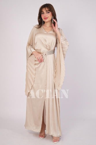 فستان ماكسي بكسرات وطرف جانبي لون بيج