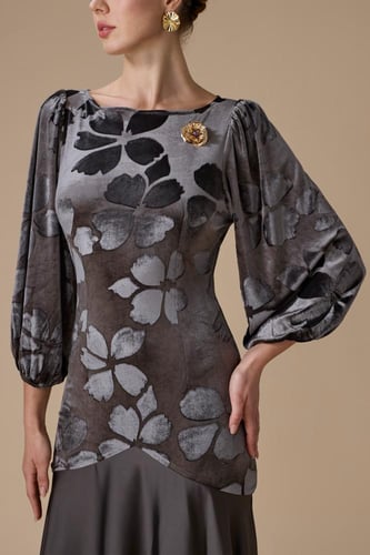 فستان رمادي طويل بنقوش زهرية