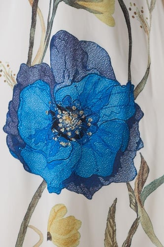 جلابية طويلة بتطريز زهور زرقاء وياقة عالية