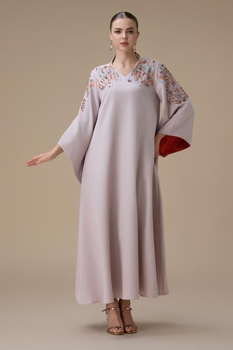 جلابية طويلة بتطريز فاخر وأكمام كلوش مبطنة