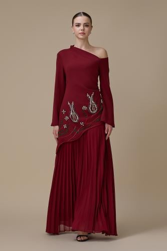 فستان طويل برغندي بكتف واحد