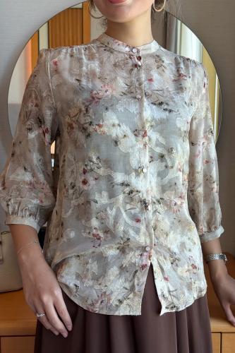 بلوزة شيفون بطبعات ورود لون بيج