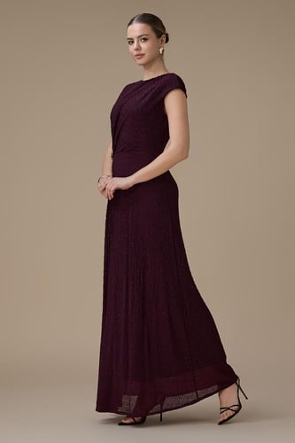 فستان طويل بنفسجي بتفصيلية جانبية