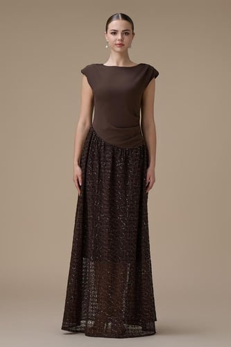 فستان طويل بني بدانتيل مطرز