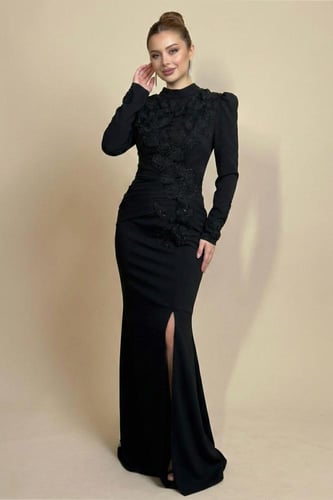 فستان سهرة أسود طويل بتطريز ورود