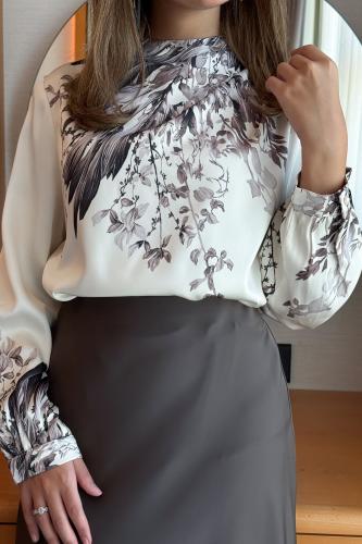 بلوزة موردة باكمام واسعة