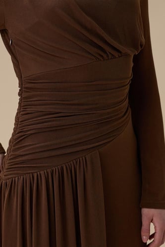 فستان طويل بني بكسرات جانبية