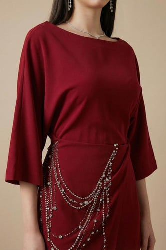 فستان طويل مزين بالكريستال لون عنابي