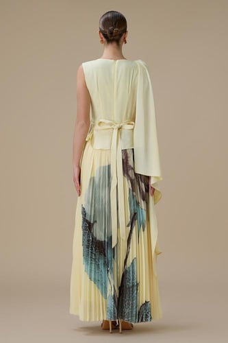 فستان طويل اصفر بتصميم لف وتنورة بليسيه