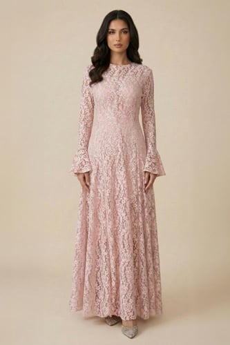 فستان وردي طويل دانتيل بنقش زهور