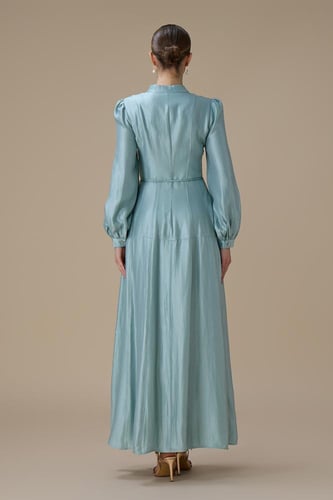 فستان ازرق طويل بتطريز ناعم