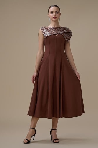 فستان ميدي بني بتفاصيل علوية مطرزة