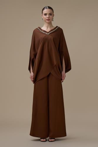 طقم بنطلون بني بتفاصيل كريستالية وقصة انسيابية