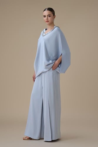 طقم بنطلون أزرق بتفاصيل كريستالية وقصة انسيابية