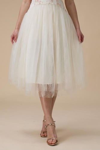 فستان قصير وردي مطرز بالزهور مع تنورة تول