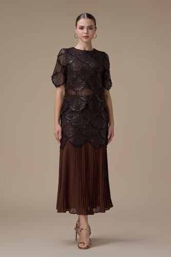 طقم بني دانتيل مع تنورة بليسيه أنيقة