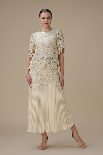 طقم دانتيل سكري مع تنورة بليسيه أنيقة