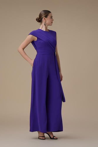 جمبسوت بنفسجي أنيق بقصة واسعة وتفاصيل خصر راقية