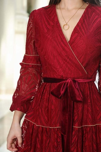 فستان ميدي دانتيل برباط عالخصر لون كستنائي