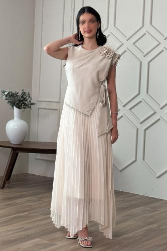 فستان بكسرات ورباط علي الخصر لون بيج