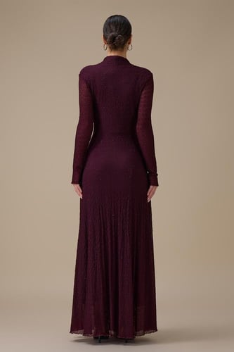 فستان عنابي طويل بقصة ملتفة