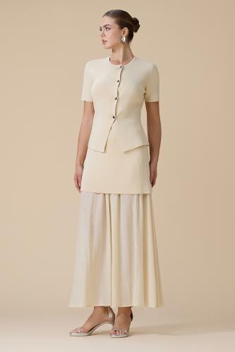 طقم بيج بأزارير ميتاليك بأكمام قصيرة