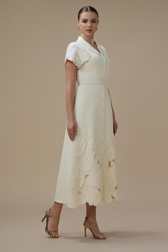 فستان بلون سكري بقصة ميدي وتطريز ناعم