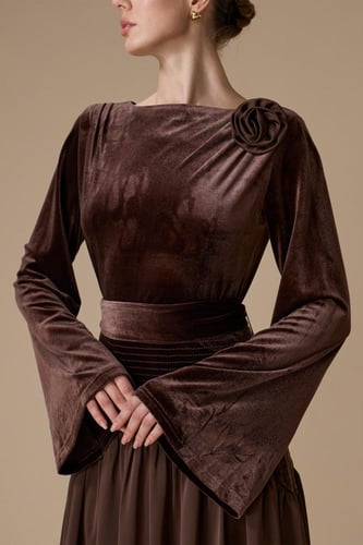 فستان بني طويل بأكمام طويلة