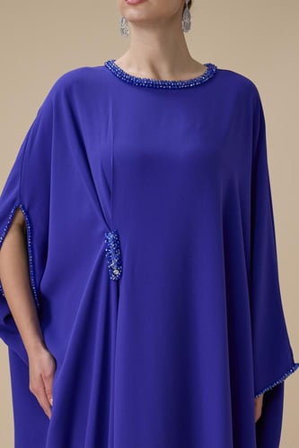 جلابية أنيقة باللون الأزرق بتطريز خرزي