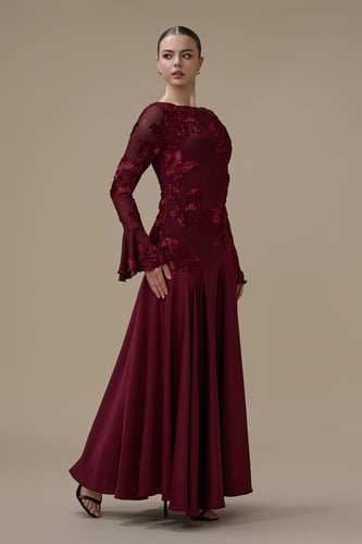 فستان برغندي طويل مطرز بأكمام شفافة