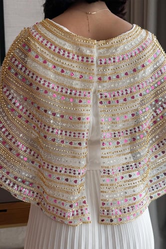 فستان طويل بليسيه بتطريز لون سكري