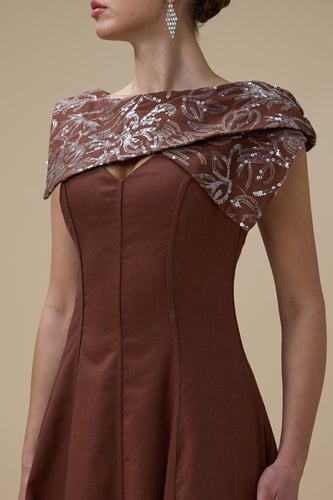 فستان ميدي بني بتفاصيل علوية مطرزة