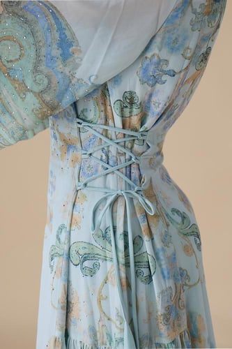 جلابية شيفون مطرزة طويلة بنقشات فنية وأكمام واسعة