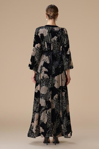 فستان اسود طويل مورد مخمل