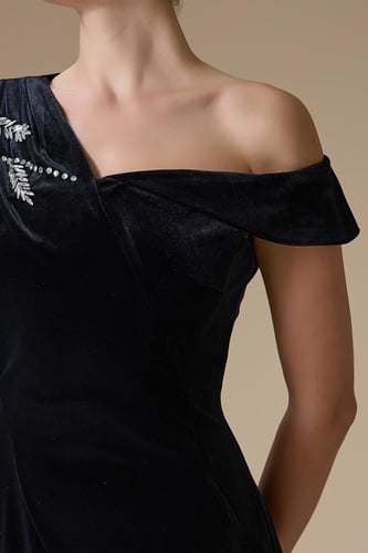 فستان اسود ميدي بكتف مكشوف