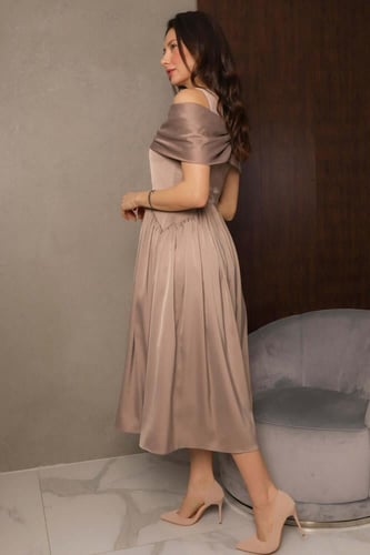 فستان سهرة ميدي بكسرات من الخصر لون بني