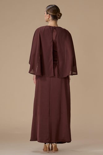 فستان بني طويل بأكمام كيب