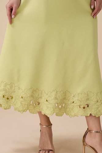 طقم تنورة ميدي أخضر فاتح بتفاصيل زهور ثلاثية الأبع...