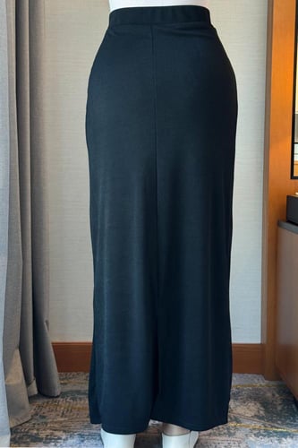 تنورة طويلة كلاسيكية لون اسود