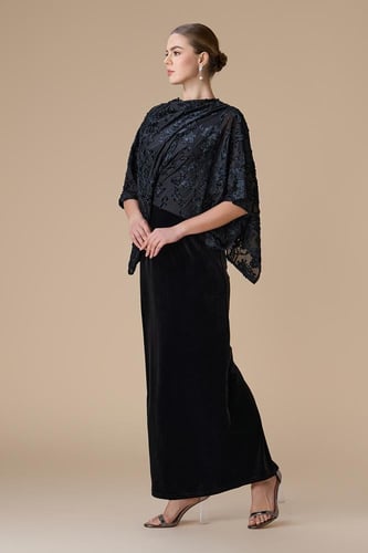 فستان اسود طويل بكاب مشجر