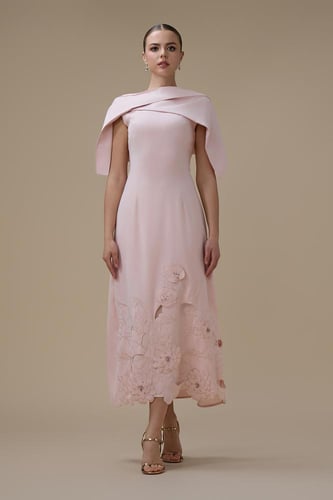 فستان ماكسي وردي بتطريز زهري