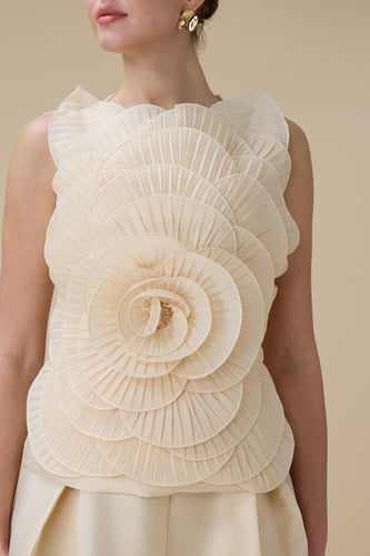 طقم بيج بتصميم وردي ثلاثي الأبعاد وتنورة واسعة