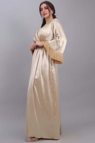 جلابية رمضانية بتصميم فستان مطرزه ومزينه بهدب ذهبي