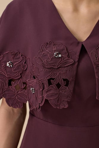 فستان ميدي عنابي بتطريز زهور