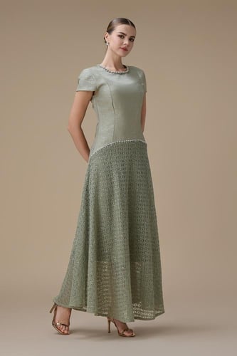 فستان طويل اخضر فاتح مع تطريز لؤلؤ