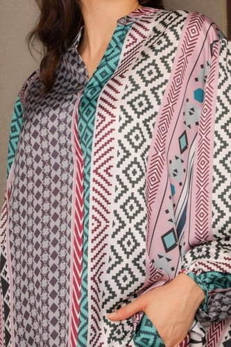 طقم بطبعات منوعة قطعتين بنطلون وبلوزة