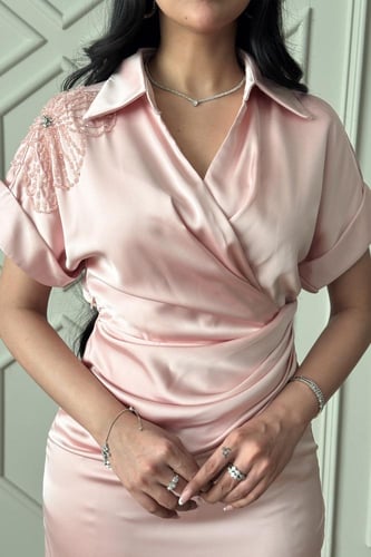 فستان ميدي درابية مزين بخرز لون وردي فاتح